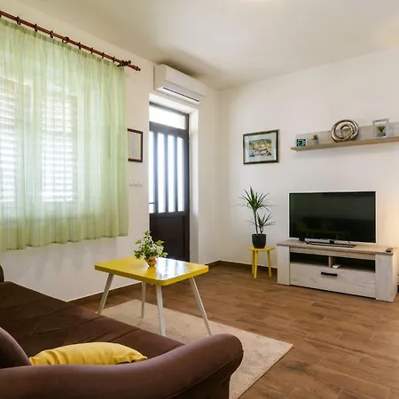 Apartman Lili Apartment